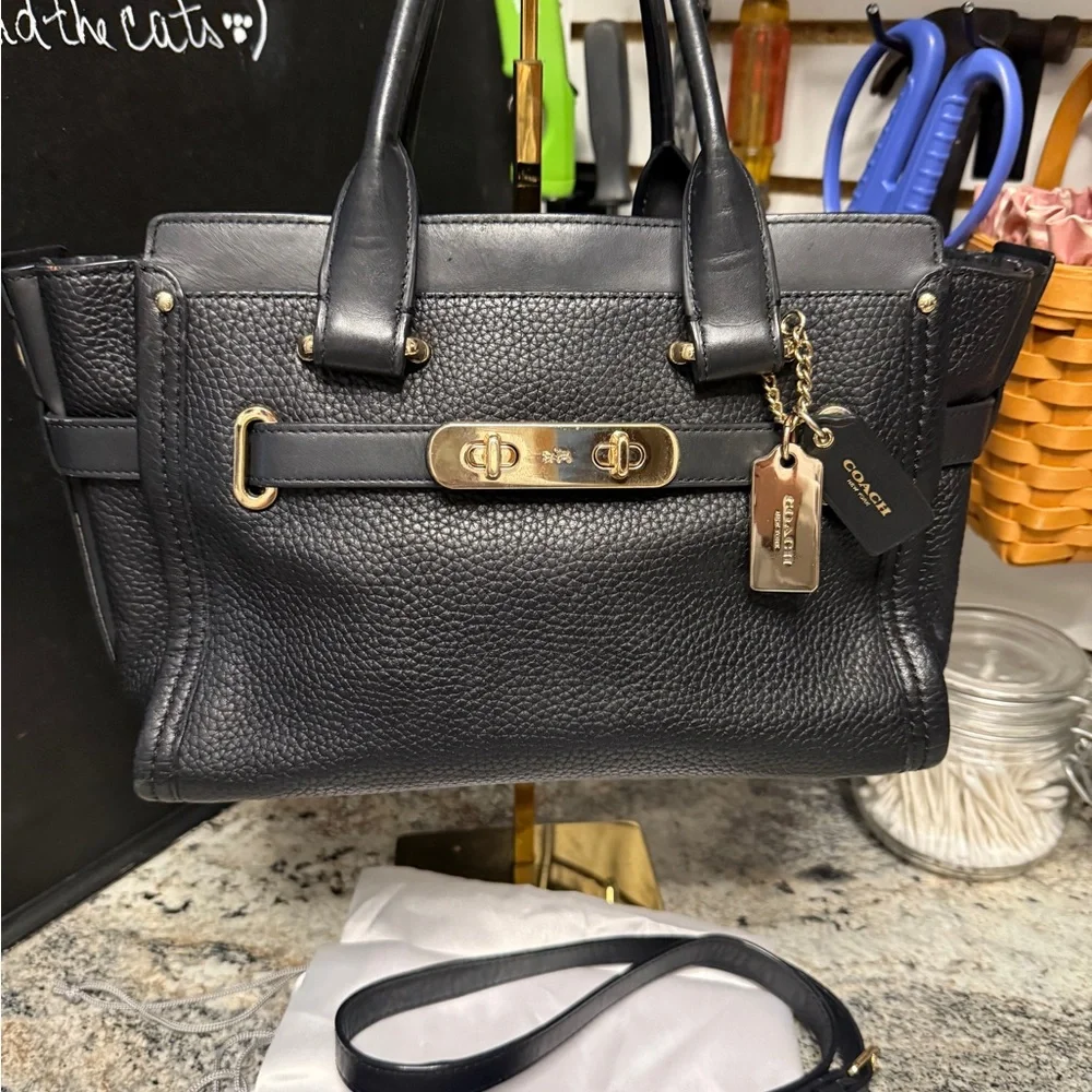 Coach Swagger 27 Black Leather Women's Bag - Picture 1 of 12
